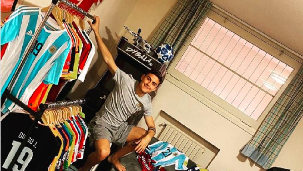 خلال فترة "الحجر الصحي".. ديبالا يشارك متابعيه أقمصة اللاعبين التي يتوفر عليها في منزله