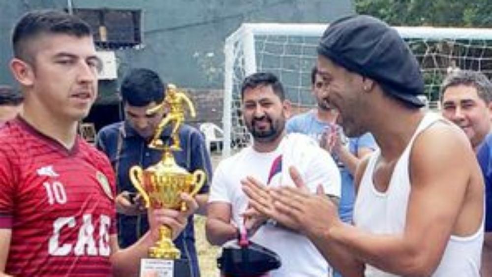 رونالدينيو يحتفل اليوم بعيد ميلاده الـ40 داخل السجن