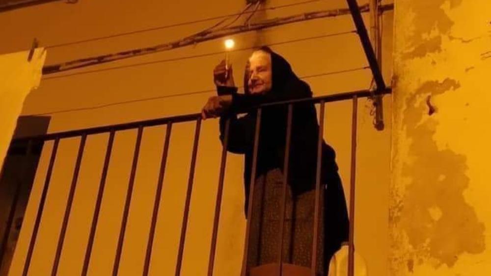 الجدة الإيطالية "ألما" تتعافى من "كورونا" وعمرها 95 عاما.. وتبعث الأمل في النفوس بصورة من شرفة منزلها!