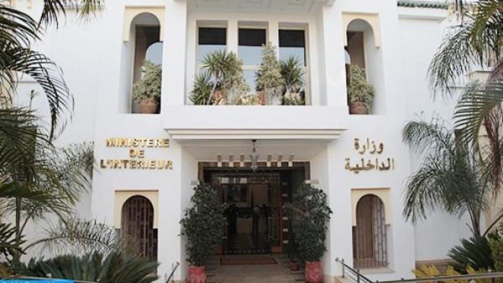 وزارة الداخلية تعلن منع استعمال وسائل التنقل الخاصة والعمومية بين المدن ابتداء من منتصف ليلة يومه السبت