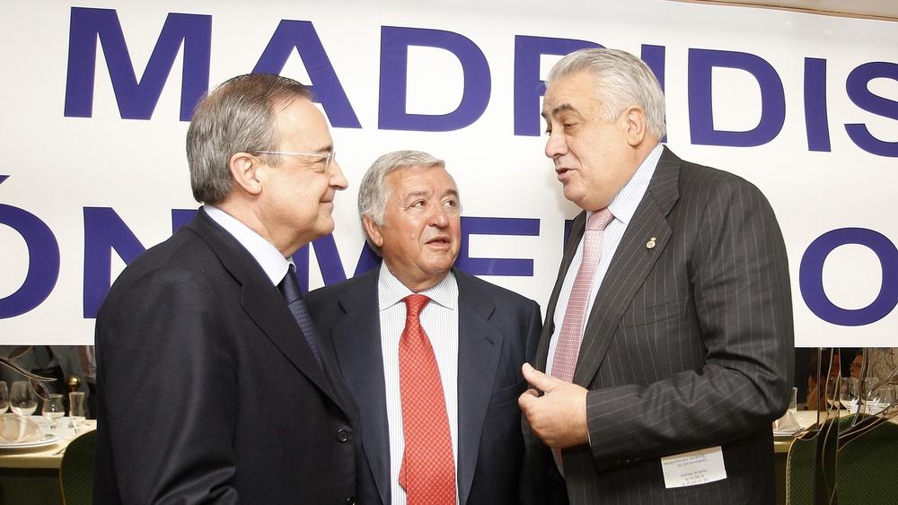 بيريز: "سانز أعاد بهجة دوري الأبطال لريال مدريد.. ويستحق تكريمًا كبيرًا"