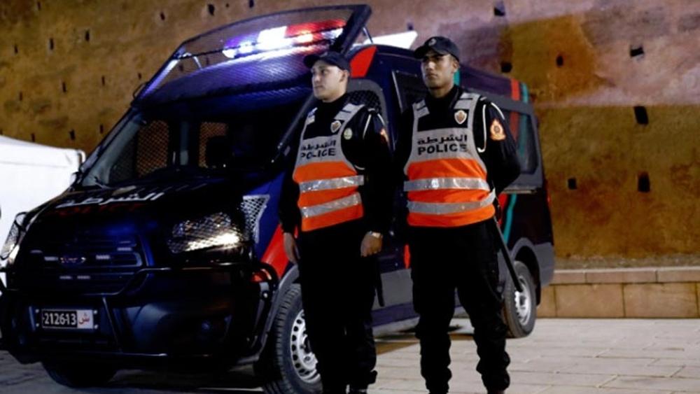 مواطن من مدينة سلا لم يجد سيارة أجرة لإقتناء بعض الأدوية من "صيدلية الحراسة" و عناصر الأمن الوطني بسيارة المصلحة تنقلت لمساعدته