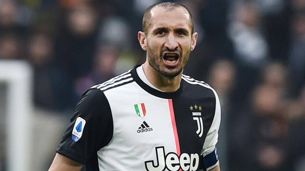 كيليني الحاصل على شهادة في الاقتصاد يتفاوض مع يوفنتوس على "تخفيض" أجور اللاعبين