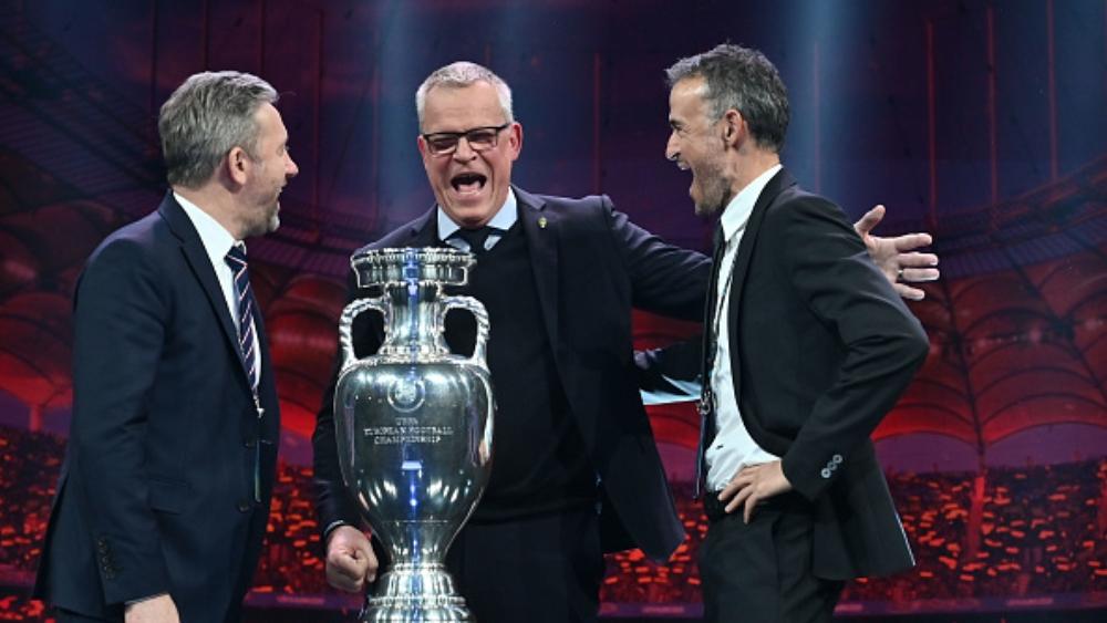 إنريكي: "العودة لبرشلونة؟ دائمًا أبقي الباب مفتوحًا"