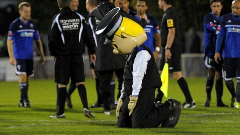 "قصص العزل 2" | مشجع اقتحم صمت "أغرب" دقيقة حداد في كرة القدم