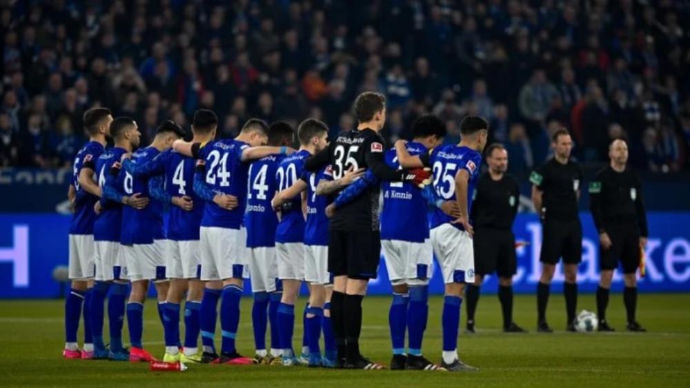 شالكه يتبع "نوعية جديدة" من التدريبات الجماعية عبر "الفيديو"