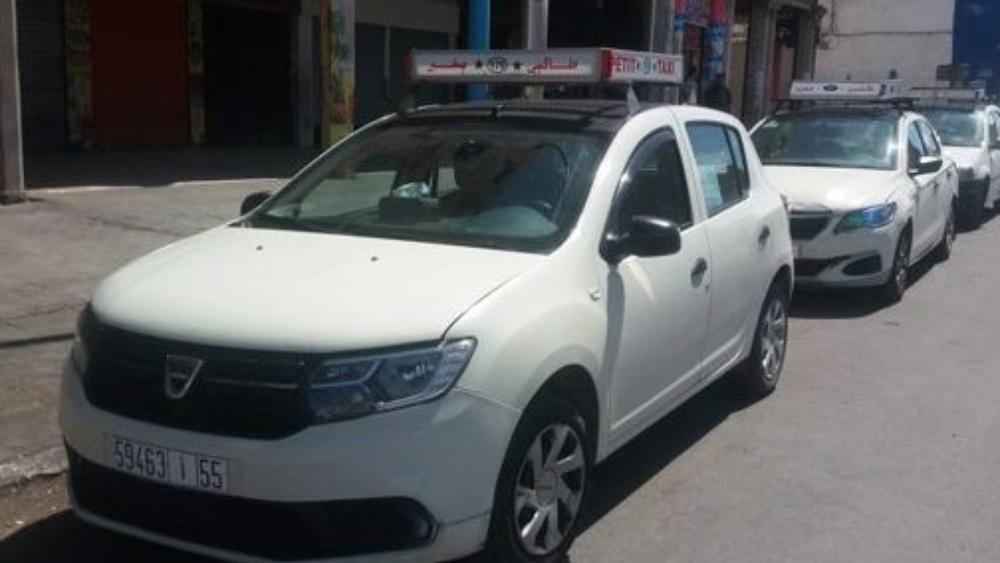 سيارات أجرة صغيرة بالجديدة تقدم خدماتها للمصابين بأمراض مزمنة منذ بدء حالة الطوارئ الصحية