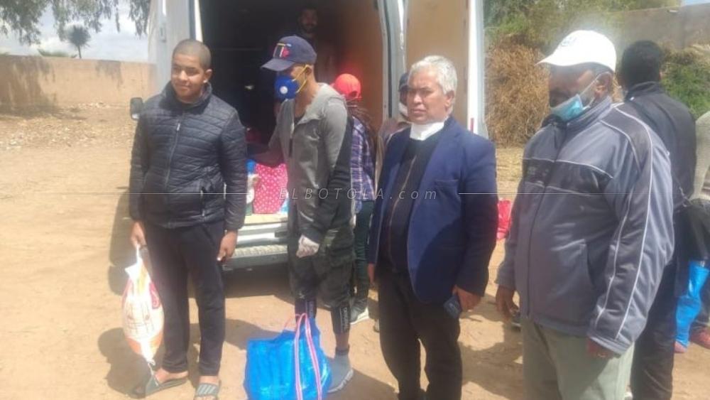 مصطفى حجي يوزع  بعض المواد الغذائية الأساسية بأحد دواوير إقليم "الجعيدات" بالرحامنة‎