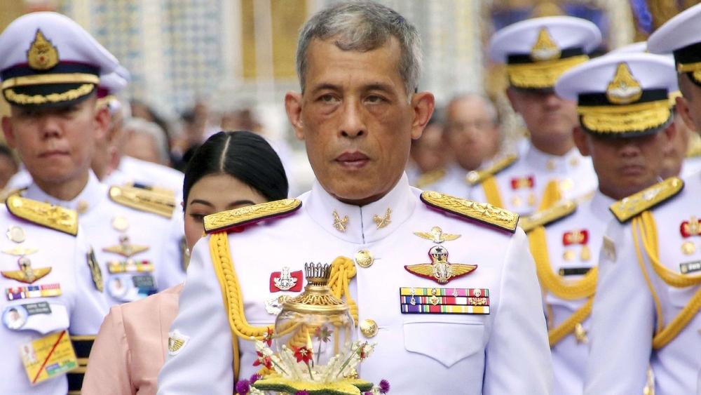 ملك تايلاند يُغادر بلاده ويحجز فُندقاً بألمانيا لقضاء فترة "الحجر الصحي"..!