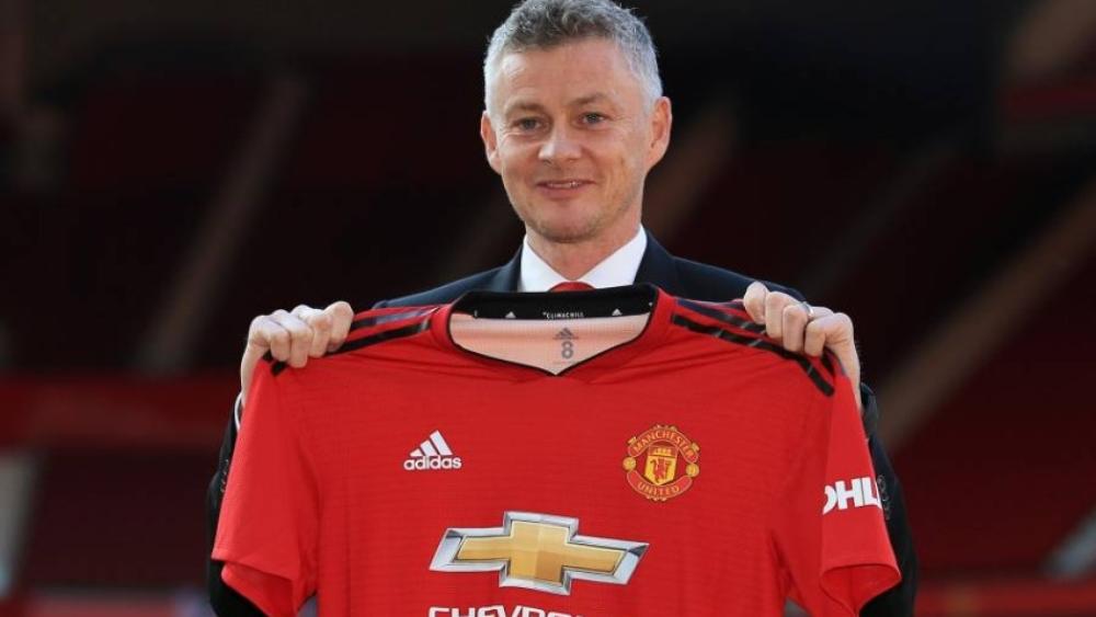 سولشاير يطالب زوجات لاعبيه بتمرير الكرة لأزواجهن خلال الحجر