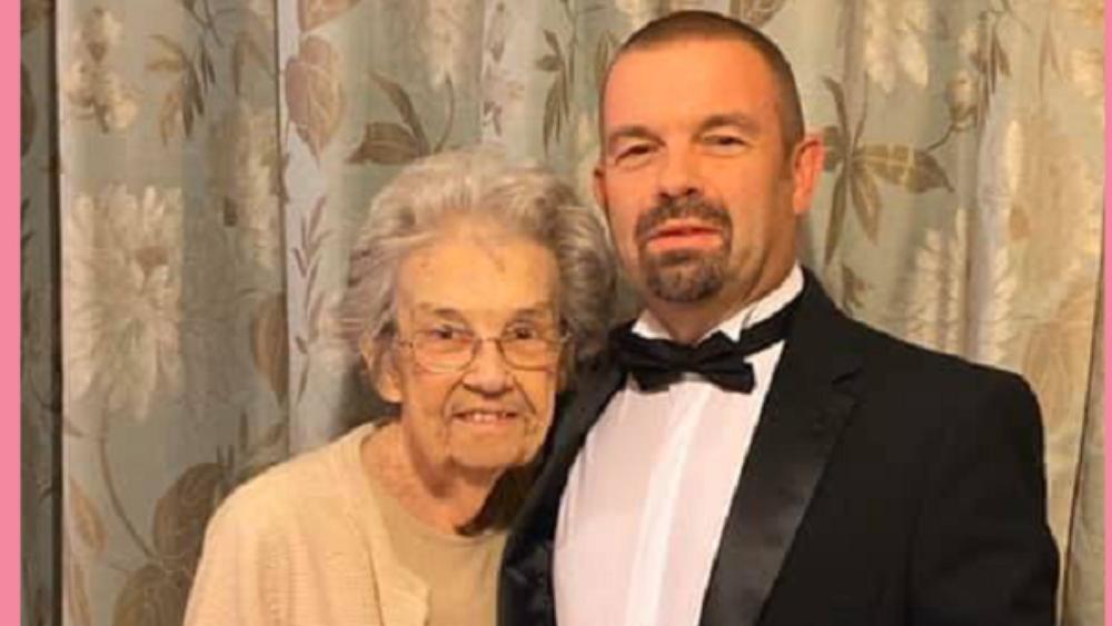 مسنة تبلغ "86 سنة" تنتصر على فيروس كورونا .. وابنها يردد : "والدتي نجحت في تجاوز العديد من العمليات الجراحية الخطيرة وكسر على مستوى العمود الفقري"