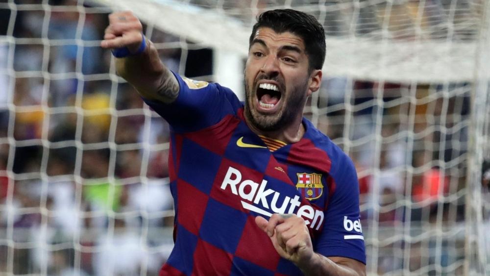 سواريز يرد على اتهام لاعبي برشلونة بالتأخر في خفض رواتبهم: "كنا ننتظر إيجاد أفضل حل لمساعدة الموظفين"