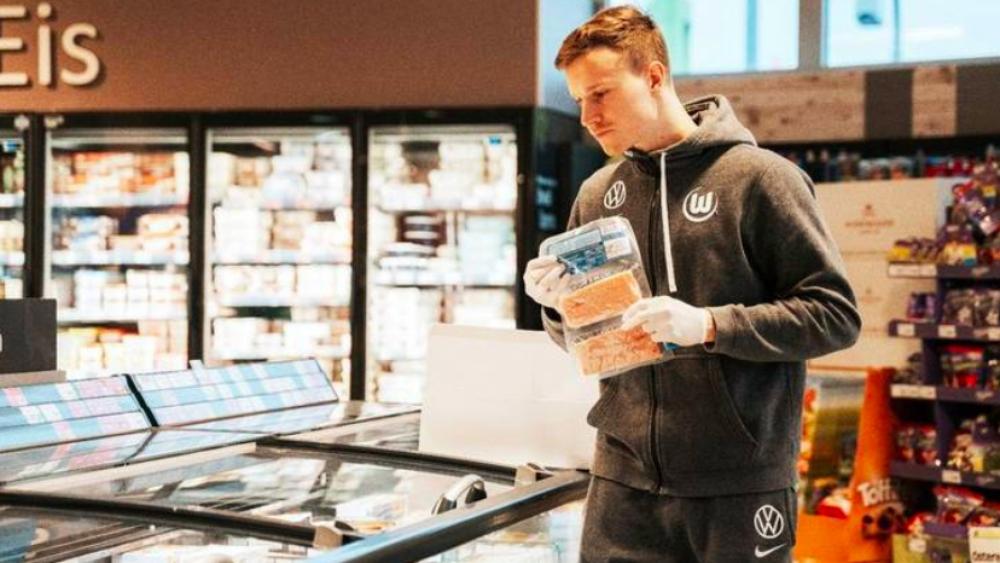 لاعبو فولفسبورغ يساهمون في تنظيف وترتيب متاجر المدينة خلال أزمة «كورونا»