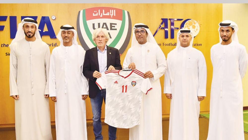 الاتحاد الإماراتي يقيل مدرب المنتخب الأول دون أن يخوض معه أي مباراة!