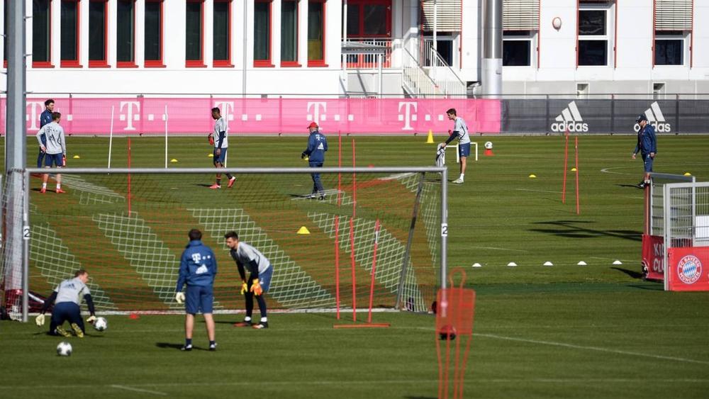 لاعبو بايرن ميونيخ يعودون للتدريبات الجماعية.. والنادي يأمرهم بالاستحمام في منازلهم!