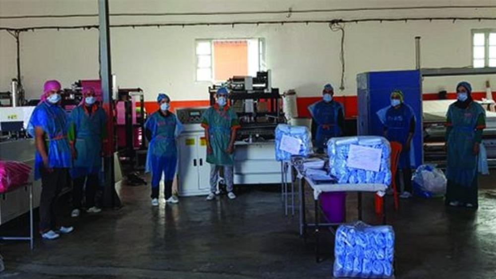 وحدة صناعية بإقليم شيشاوة تحول إنتاجها إلى صناعة "الكمامات الواقية" بمعدل إنتاج يومي يبلغ "300 ألف كمامة"