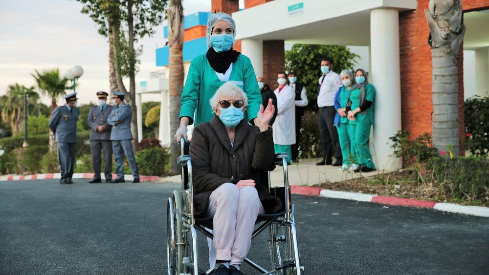 سيدة ألمانية تبلغ من العمر 78 سنة تغادر مستشفى طنجة بعد شفائها من فيروس "كورونا"