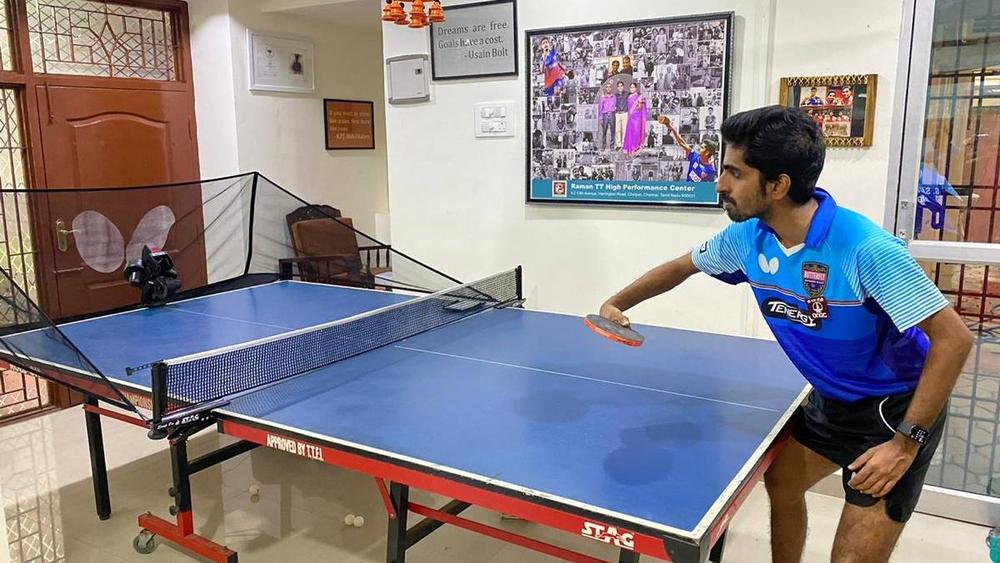 بعد توقف النشاط الرياضي بسبب "فيروس كورونا".. لاعب هندي لكرة الطاولة يعتمد على "روبوت" للحفاظ على مستواه