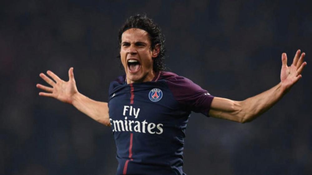 والدة كافاني تُلقي "تلميحًا" بشأن مستقبله