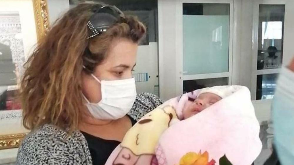 فاس .. رضيعة بعمر 3 أشهر "تهزم كورونا" وتغادر المستشفى بعد 16 يوما من المراقبة الطبية