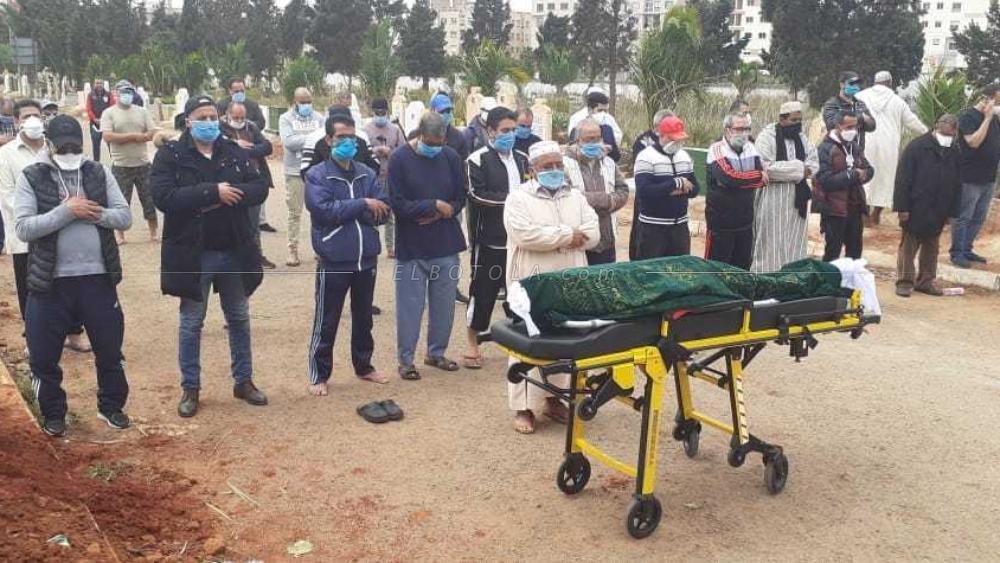 بالصور | بضع أفراد من أسرة وأصدقاء الرجاوي الراحل مونتاري في تشييع جنازته