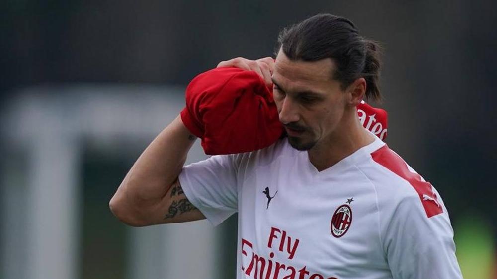 ميلان يطلب من لاعبيه الأجانب العودة إلى إيطاليا تحسبا لاستئناف الدوري