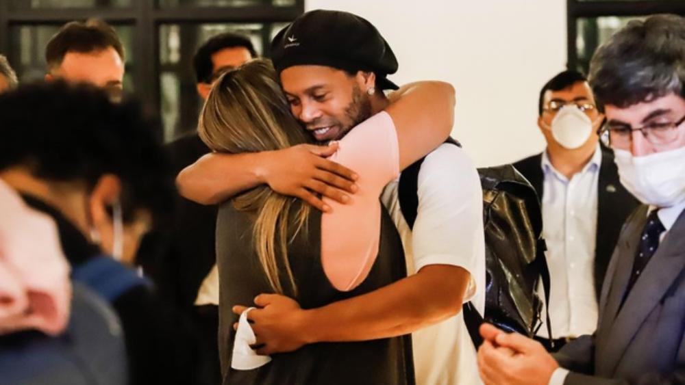 طلب رونالدينيو الوحيد في إقامته "الجبرية" كان غرفة بها مساحة لمداعبة كرة القدم