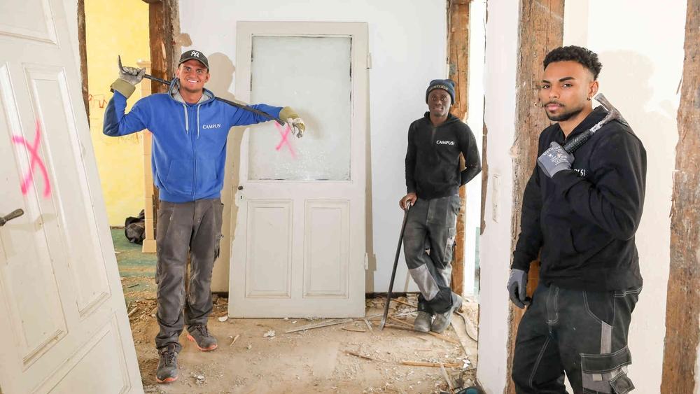 فيروس "كورونا" يدفع 3 لاعبين بنادٍ ألماني للعمل في البناء مقابل 12 يورو في الساعة!