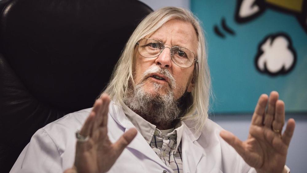 الطبيب الفرنسي ديدييه راوول يتنبأ باختفاء فيروس كورونا في غضون شهر