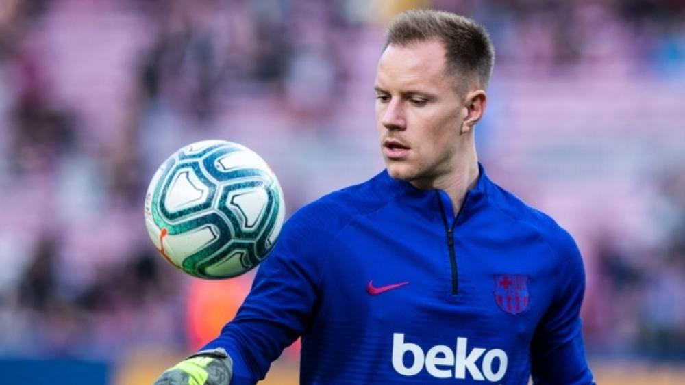 برشلونة يُقامر ببقاء تير شتيجن بتعليق مفاوضات تجديد العقد