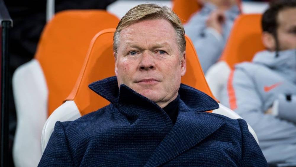 أزمة قلبية تنقل رونالد كومان مدرب المنتخب الهولندي للمستشفى