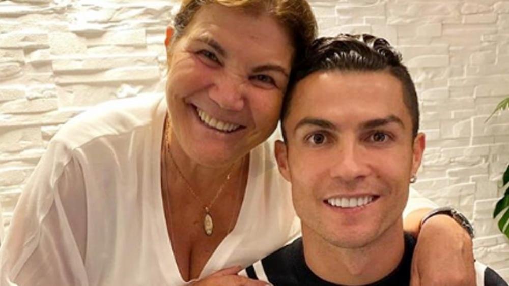 كريستيانو رونالدو يهدي سيارة فارهة لوالدته بمناسبة "عيد الأم البرتغالي"