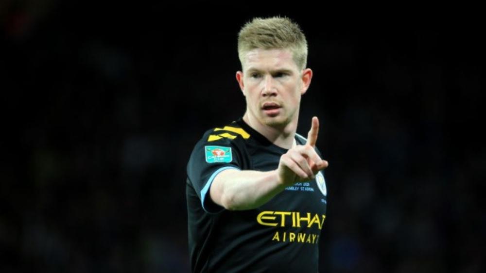 بعد تصريحاته الأخيرة .. ريال مدريد وبرشلونة يستفسران حول موقف دي بروين