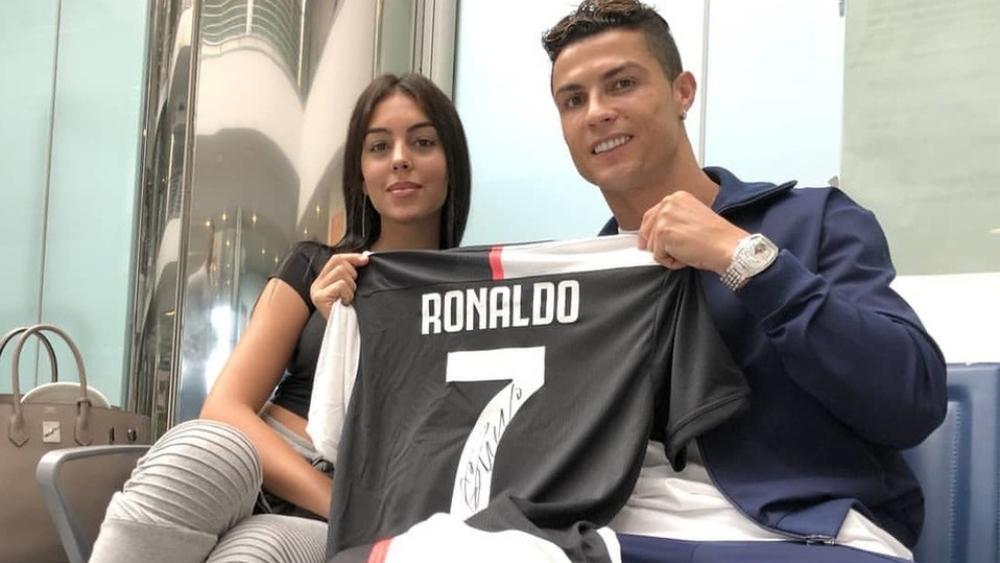 صديقة رونالدو تعرض قميصه في المزاد العلني دعما لجهود مكافحة وباء "كورونا" في إسبانيا