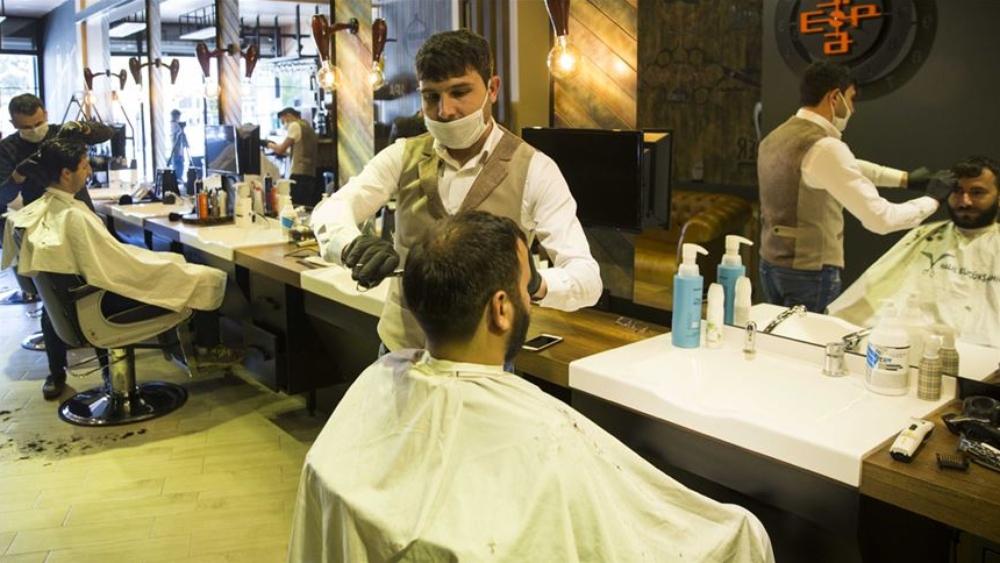 بعد إغلاق شهرين.. صالات الحلاقة والتجميل في تركيا تفتح أبوابها مجدداً