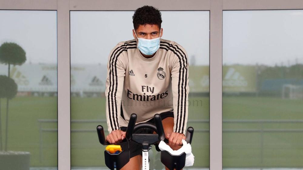 ريال مدريد يركّز على تقوية الجانب البدني للاعبيه مع ارتدائهم للكمامات