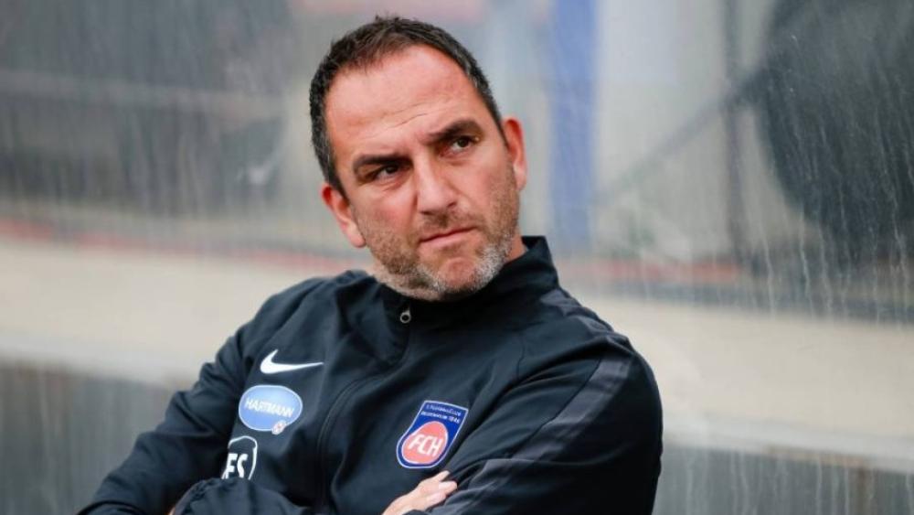 مدرب فريق ألماني يقود حافلة الفريق استجابة لإجراءات فيروس "كورونا"