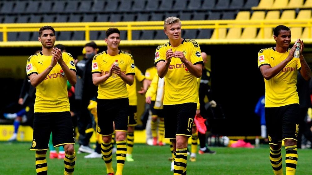 حكيمي ورفاقه يرفضون التخلي عن عادتهم ويلقون التحية على "الحائط الأصفر" رغم غياب الجماهير!