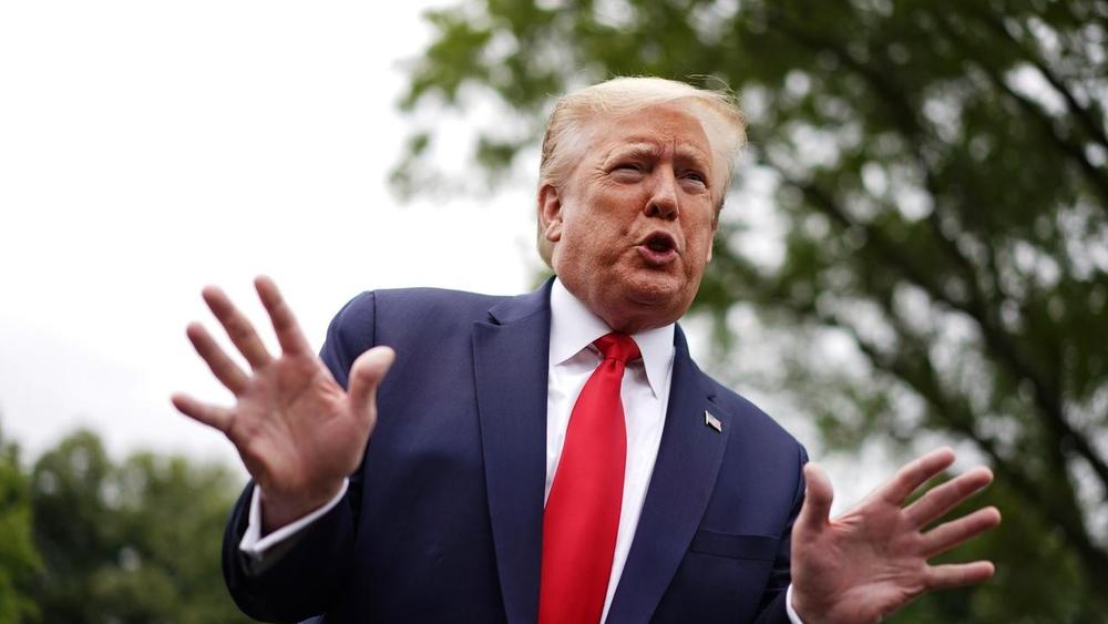 ترامب: "أحب كثيرًا وضع الكمامة لكنني لا أرغب بأن أُعطي للصحافيين متعة رؤيتها علي"