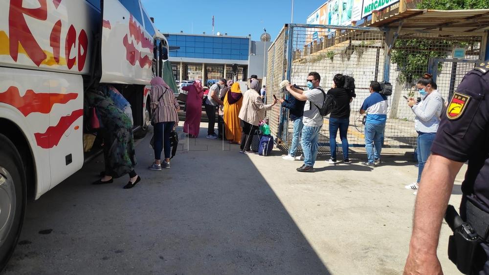 المغرب يُجلي مواطنيه العالقين بسبتة المحتلة ويُعيدهم إلى الوطن