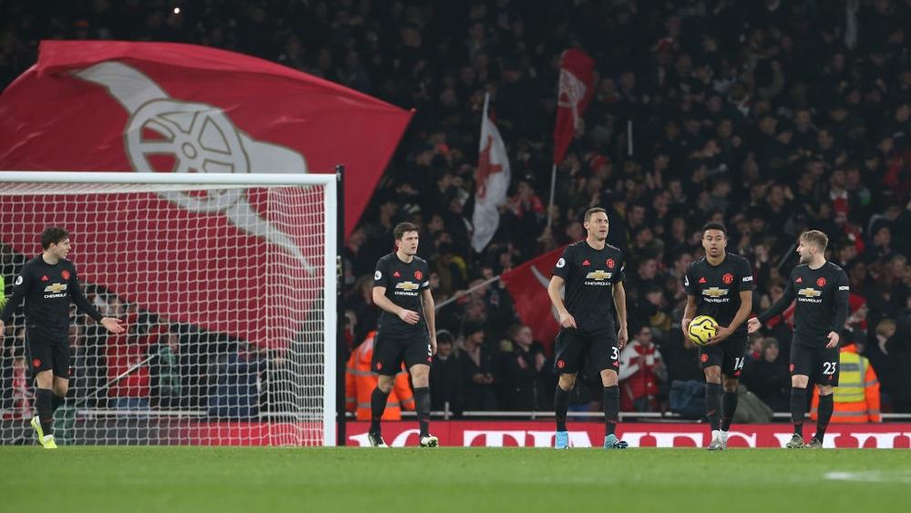 مسؤول إنجليزي: "10 أندية محلية قد تنهار خلال أسابيع بسبب الوباء.."