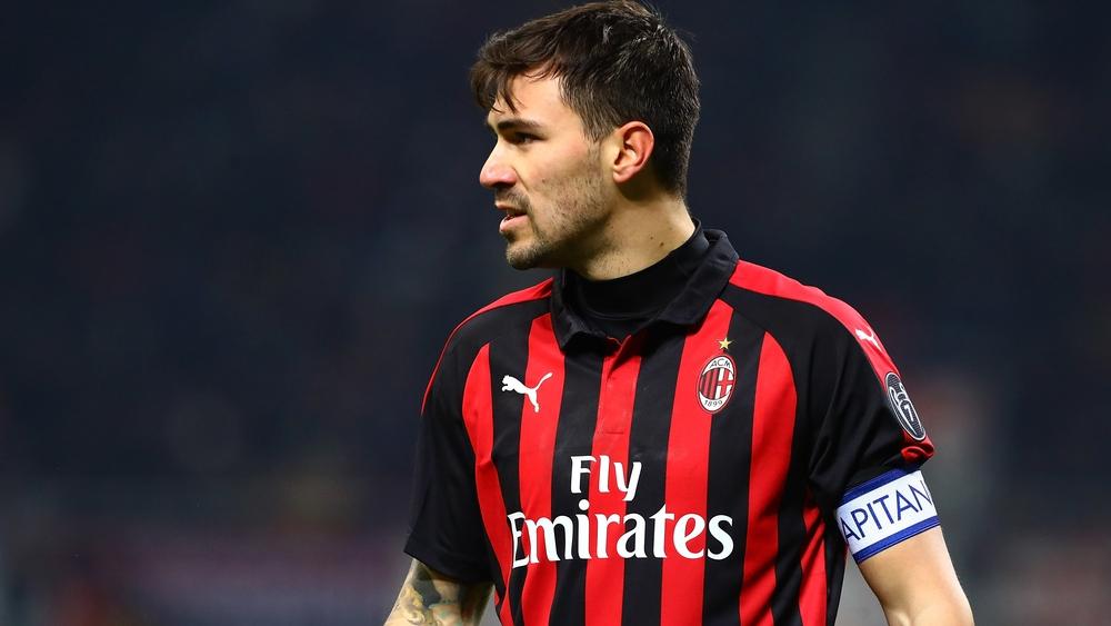 برشلونة يدخل في مفاوضات لضم قائد ميلان