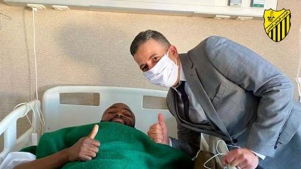 رئيس المغرب الفاسي يقوم بزيارة تفقدية للاعب "دجيدجي غيزا" بعد إجراءه لعملية جراحية "ناجحة" على مستوى الركبة