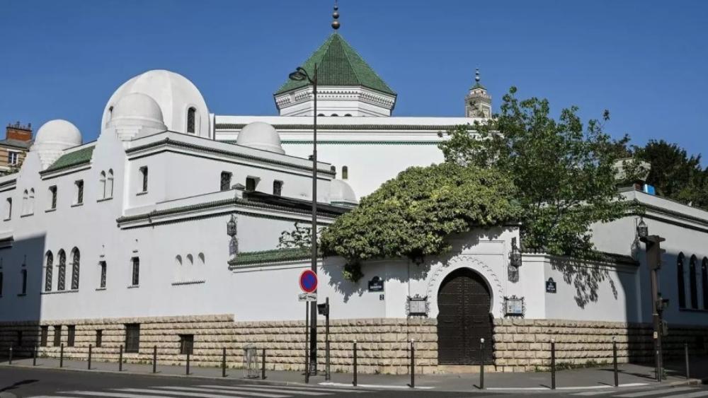 فرنسا تقرر فتح دور العبادة للمصلين.. وتسمح بأداء "صلاة العيد" في المساجد وفق "شروط الوقاية"