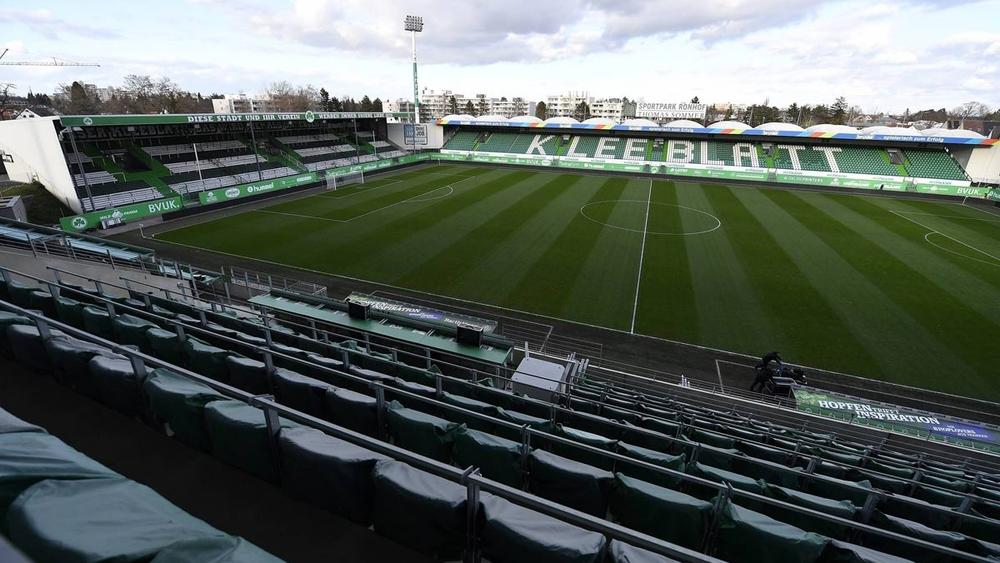 نادي جروثر فيورث الألماني يفتح ملعبه لامتحانات "نهاية العام"