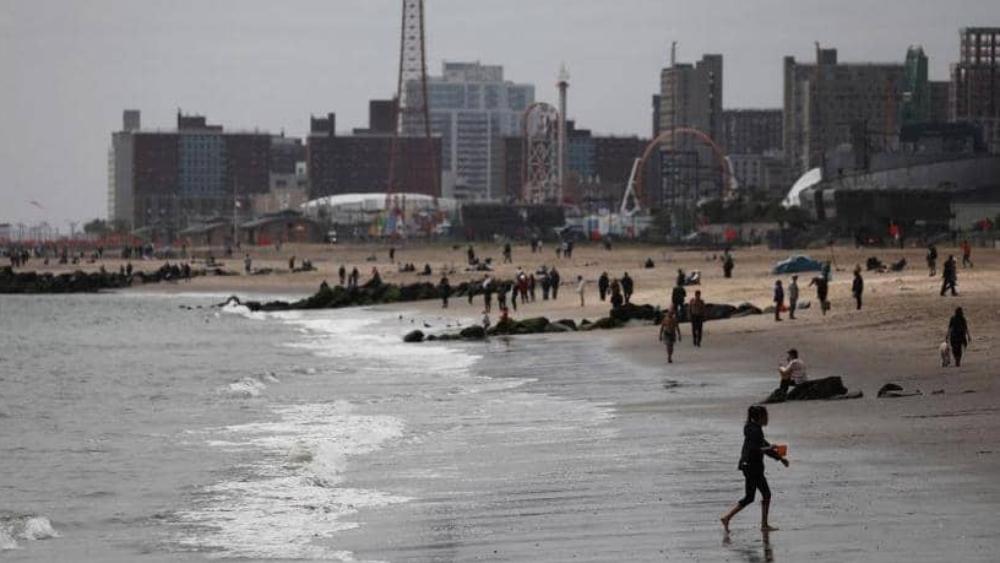 الأميركيون ينتفضون بـ"وجه كورونا".. حمامات شمس وصيد سمك!