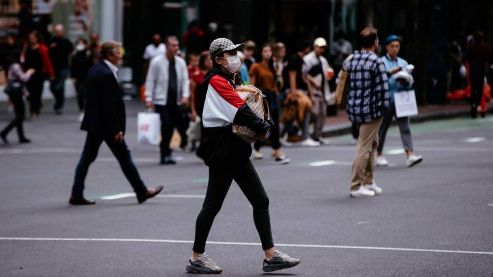 نيوزيلندا تواصل تخفيف قيود العزل وترفع الحد الأقصى للتجمعات من 10 إلى 100