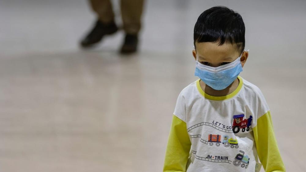 أطباء يابانيون يؤكدون أن الكمامات خطر على "قلوب" وصحة الأطفال لأقل من عامين