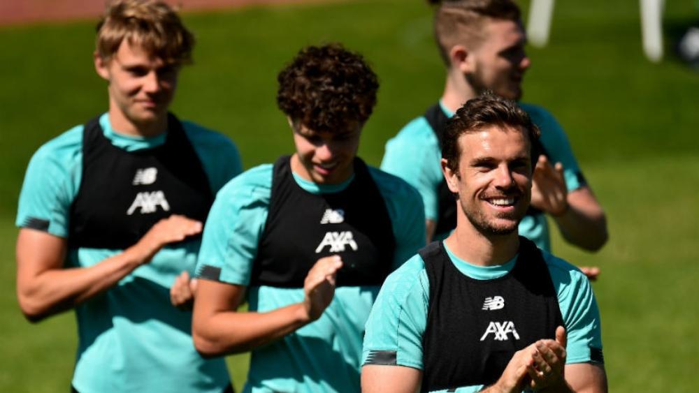 نجوم ليفربول يوقفون التدريب لتوجيه رسالة "مبتكرة" للأسطورة جيرارد