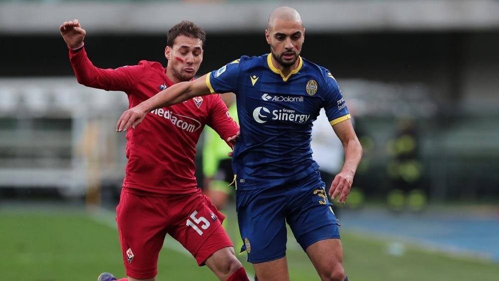 أزمة العقود في "الكالتشيو" .. سفيان أمرابط يواجه ناديه فيورنتينا بقميص فيرونا في مفارقة نادرة الحدوث